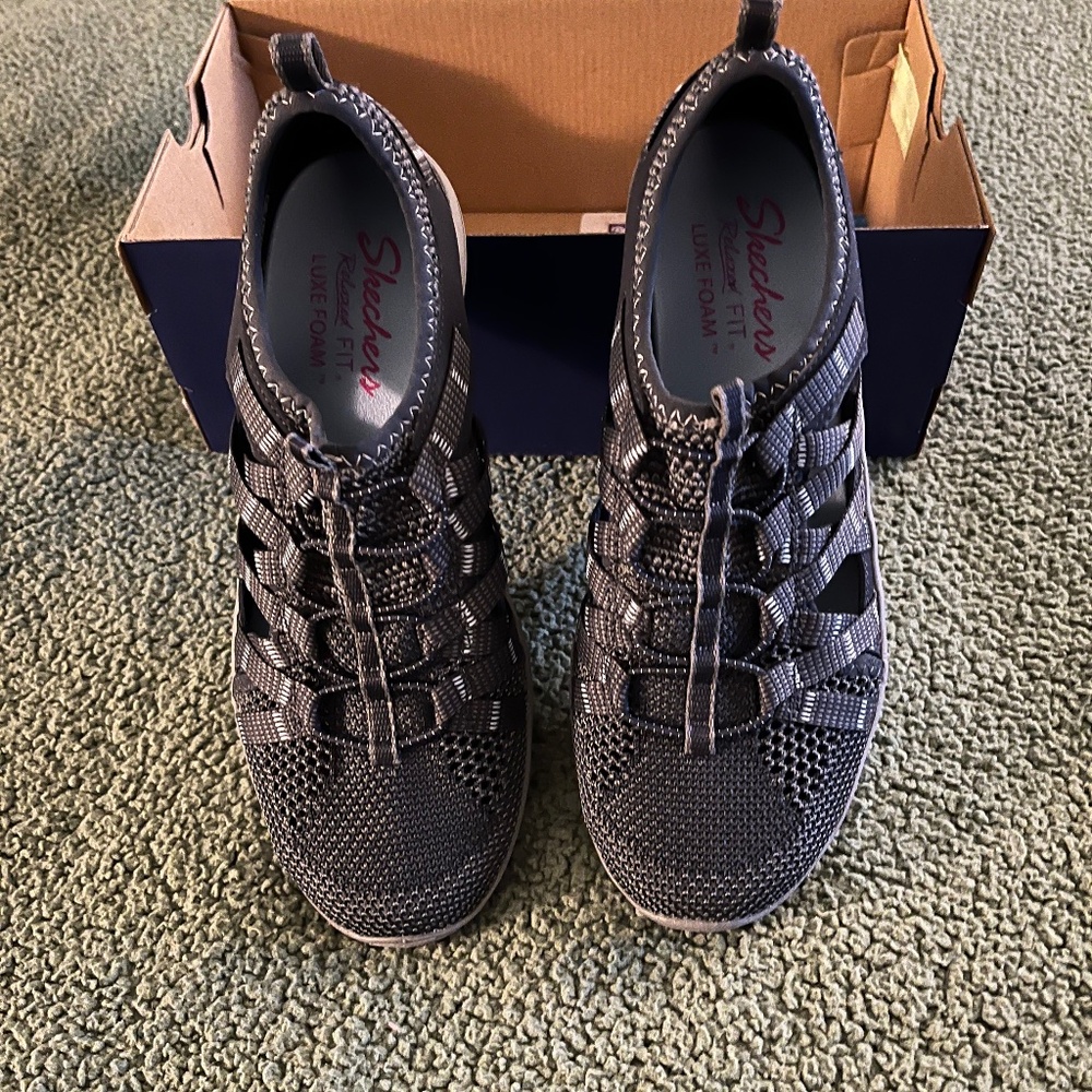 Sketchers navy blue sneakers. NWT. Size 7.